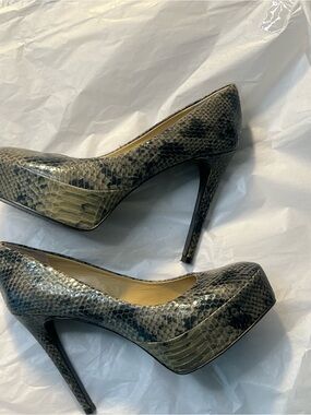 DIANE VON FURSTENBERG Platform High Heel Pump in GREYISH BLUE Snakeskin